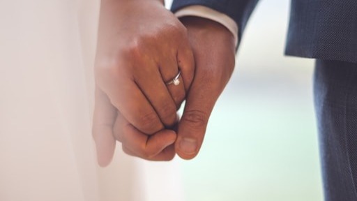 如果一對夫婦在婚前懷孕,他們必須結婚嗎?
